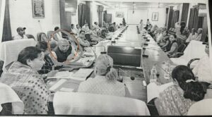 बैठके में अवैध रूप से शामिल अध्यक्ष किरणमयी नायक के पति विनोद नायक की तस्वीर दिखाते हुए सदस्य