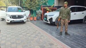 आरोपी हरमीत सिंह खनूजा के घर के बाहर सुरक्षा कर्मी अंदर Ed की टीम जाँच कर रही