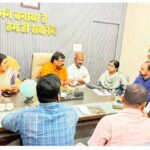 बीच में बैठकर MIC अध्यक्ष और पार्षदों को बैठक लेते अध्यक्ष पति प्रमोद साहू