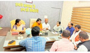 बीच में बैठकर MIC अध्यक्ष और पार्षदों को बैठक लेते अध्यक्ष पति प्रमोद साहू