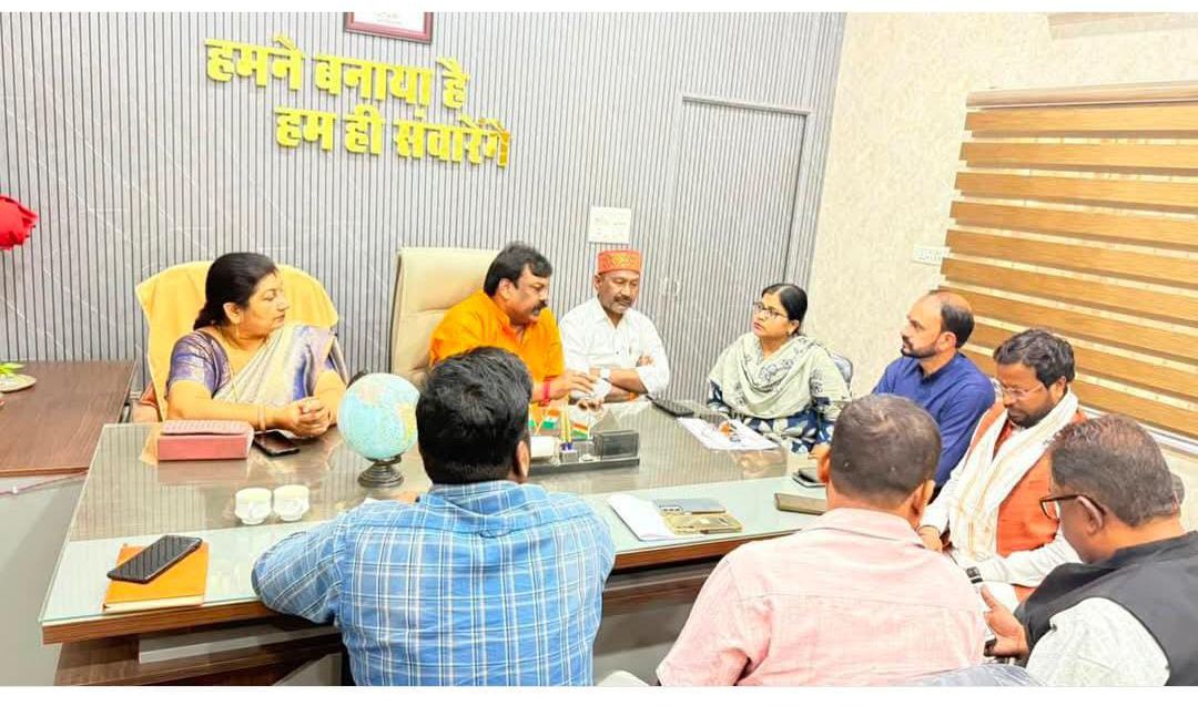 बीच में बैठकर MIC अध्यक्ष और पार्षदों को बैठक लेते अध्यक्ष पति प्रमोद साहू