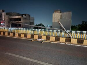एक्सप्रेस-वे में सड़ कर गिरे पांच साल पहले लगाए गए बिजली के खंभे
