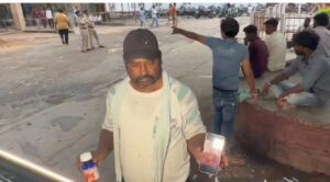 मृतिका की फोटो दिखाता पति